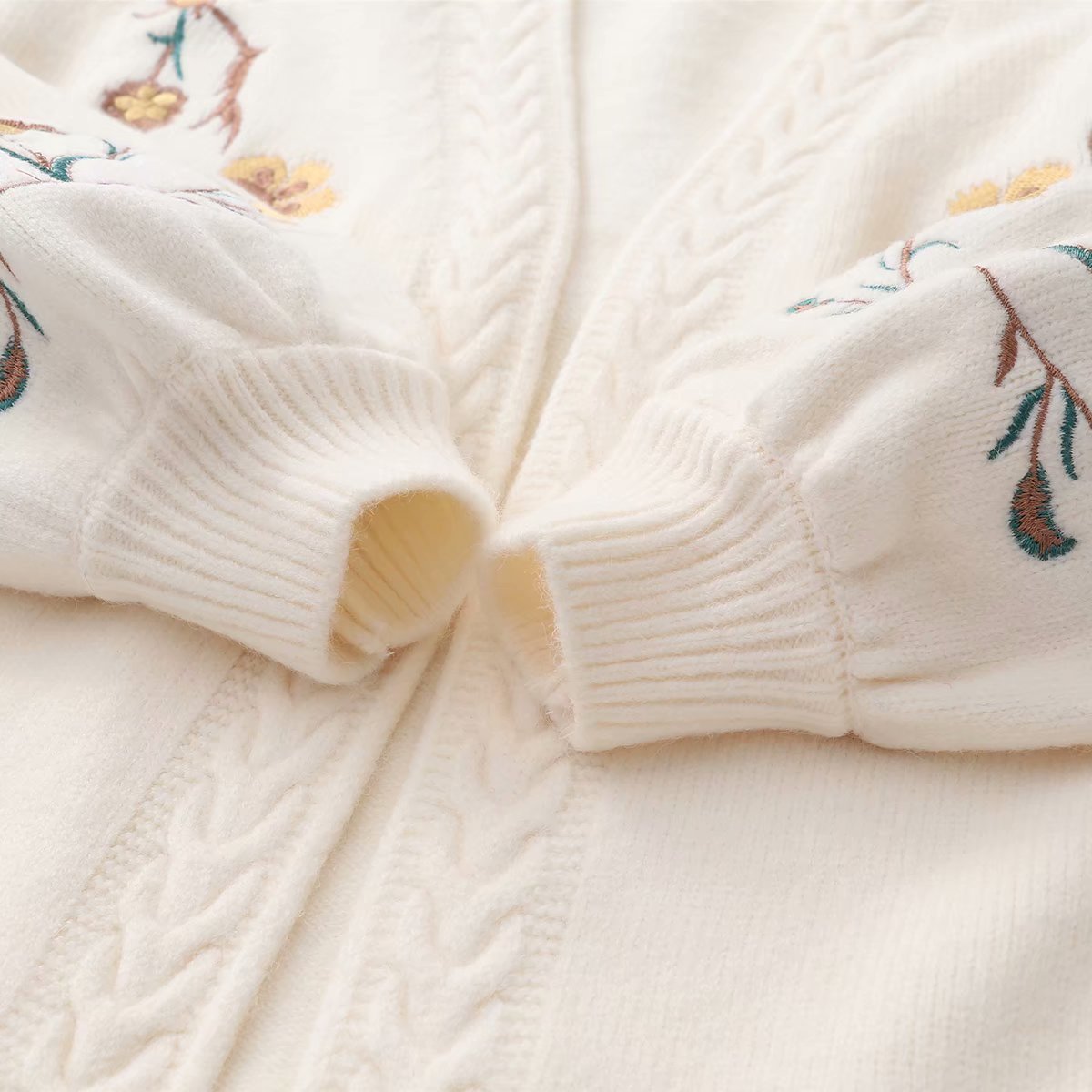 Sweet-Embroidery Balloon Cardigan